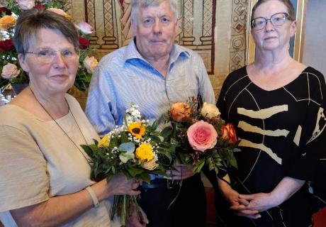 Ronald Haase mit den ehrenamtlichen WR-Mitarbeiterinnen Anna Rosa Hofmann (links) und Dr. Monika Werner